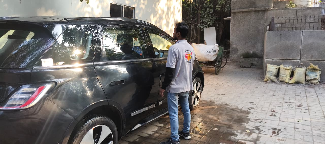 Mobidoi team member checking a cleaned SUV