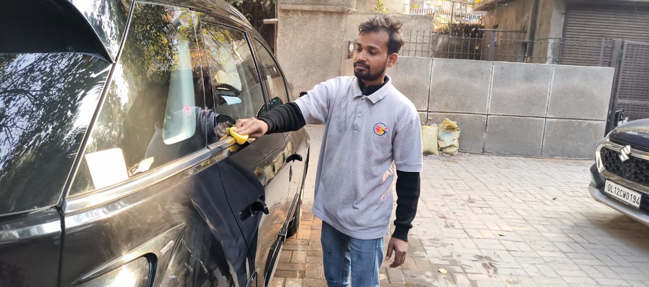 Mobidoi cleaner polishing a car door at a customer's home
